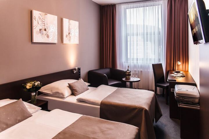 Room 3 of 48
