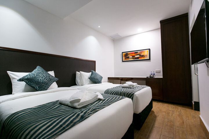 Room 6 of 33