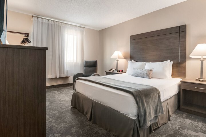 1 Queen Bed (2 of 9)
