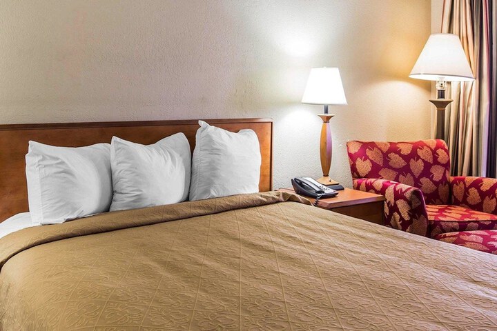 1 Queen Bed (2 of 11)