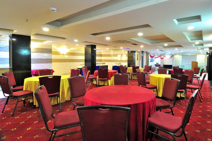 Ballroom/Hall 29 of 31