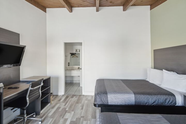 2 Queen Beds (17 of 19)