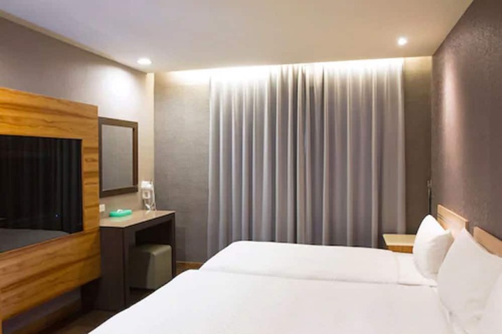 Room 10 of 18