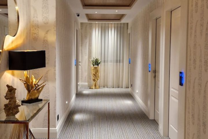 Ballroom/Hall 25 of 27