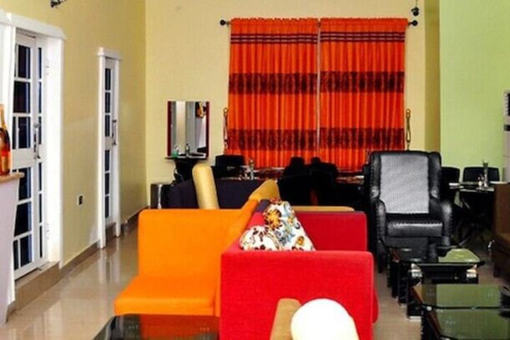 Lounge 26 of 39