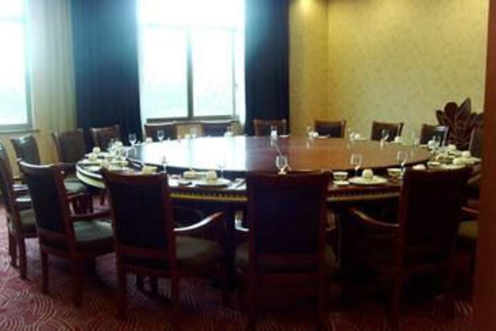 Dining 43 of 47