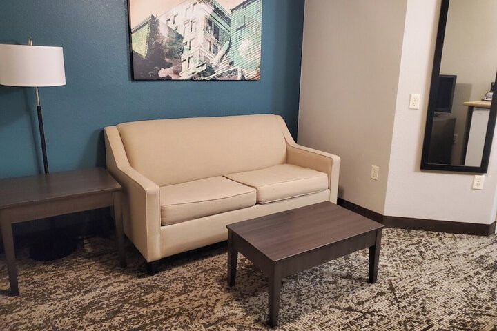 2 Queen Beds Microwave and Refrigerator Work Desk WiFi Full Breakfast (17 of 25)