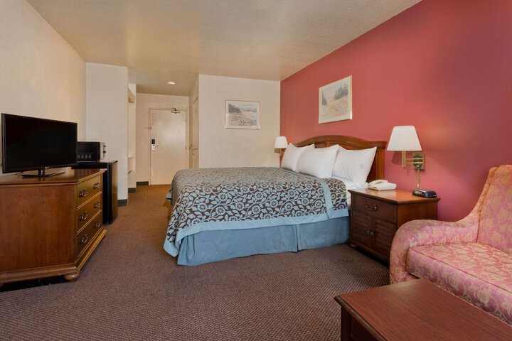 1 King Bed Accessible (7 of 17)