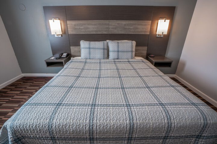 Deluxe King Bed (14 of 39)