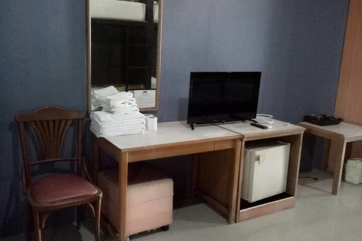 Room 10 of 32
