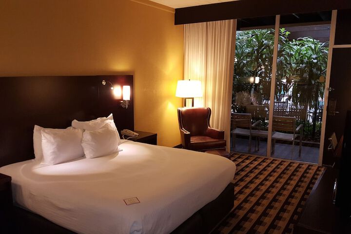 Classic King Bed (4 of 6)