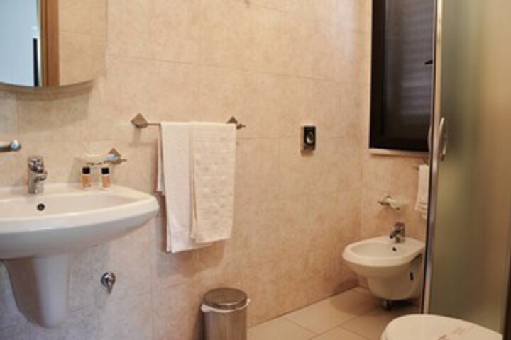 Room 4 of 33