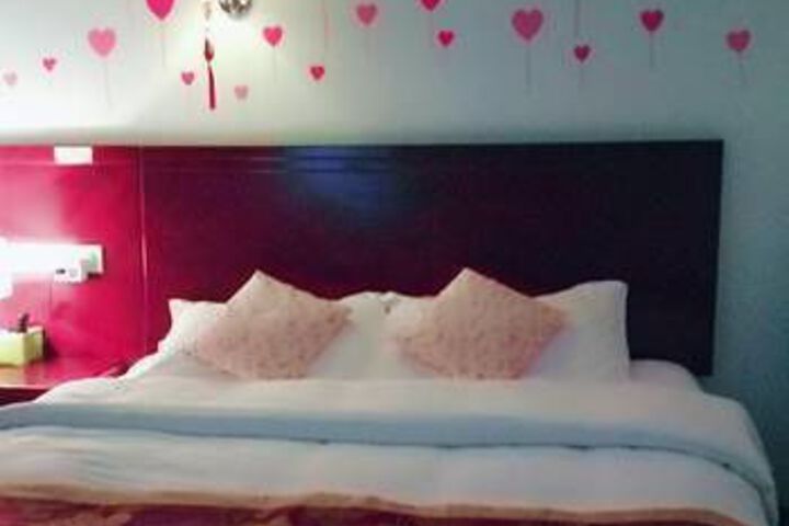 Room 4 of 10