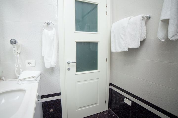 Room 6 of 84