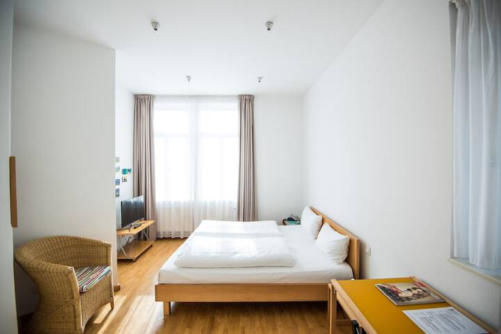 Room 6 of 28
