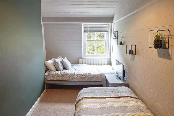 Room 4 of 12