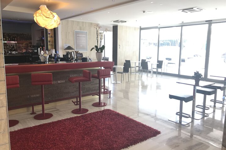 Lounge 40 of 56