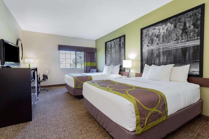 2 Queen Beds (7 of 11)