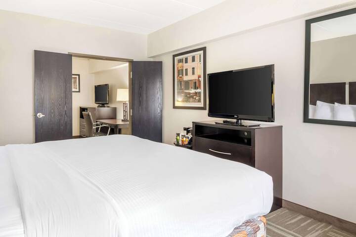 1 King Bed Microwave, Refrigerator High Speed Internet Accessible Full Breakfast (4 of 7)