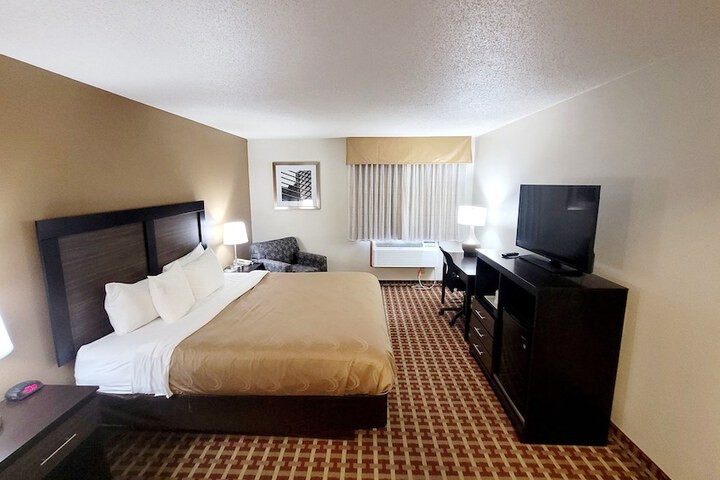 Standard King Bed Accessible (8 of 17)