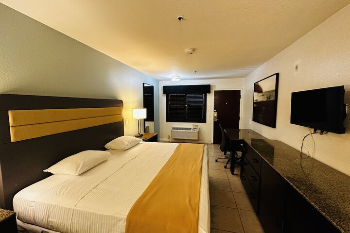 Standard Single Room 1 King Bed (3 of 14)