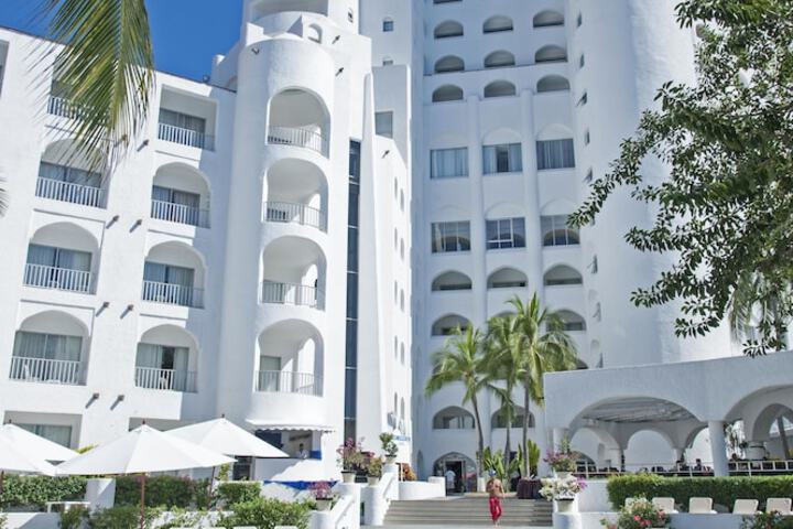 Hotel with Pool