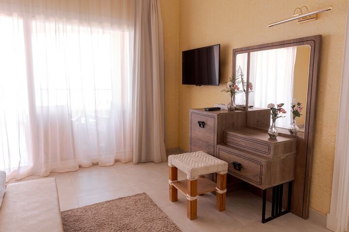 Room 8 of 33