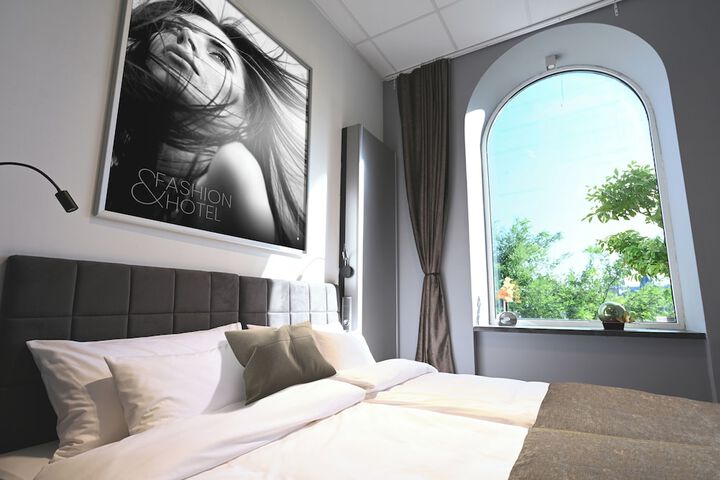 Room 17 of 33