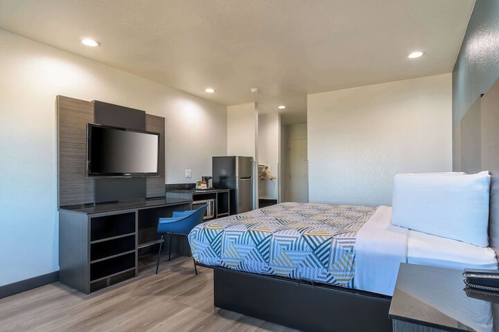 1 King Bed Refrigerator, Microwave (3 of 16)