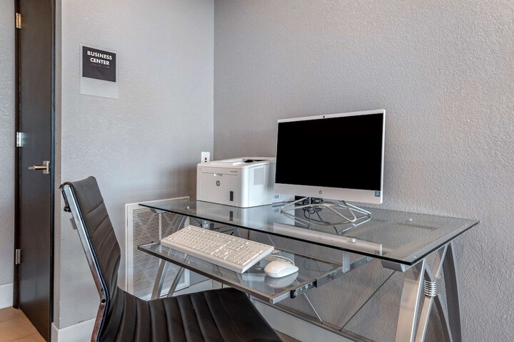 Business Center 28 of 32