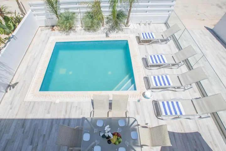 Pool 10 of 16