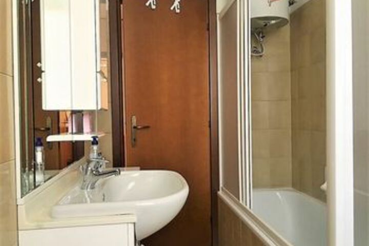 Room 44 of 499