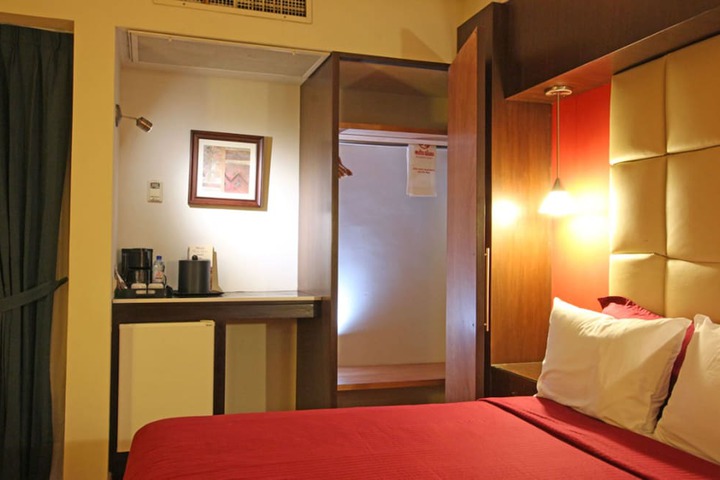 Room 7 of 18
