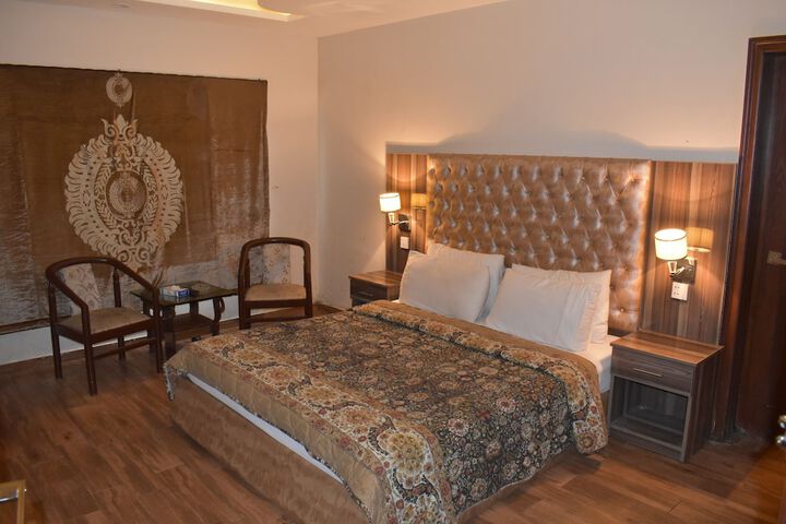Room 5 of 16