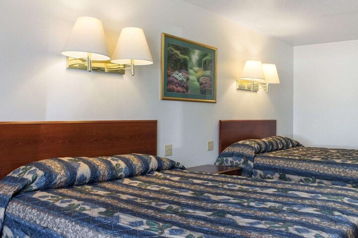 1 Queen Bed (5 of 9)