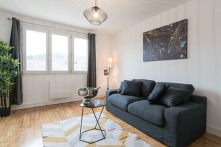 Lounge 49 of 69