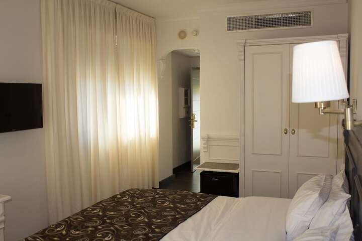Room 9 of 37