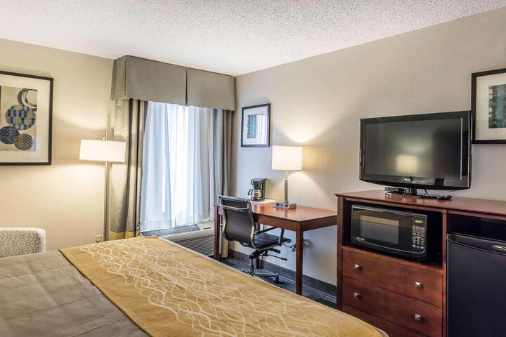 1 King Bed (2 of 15)