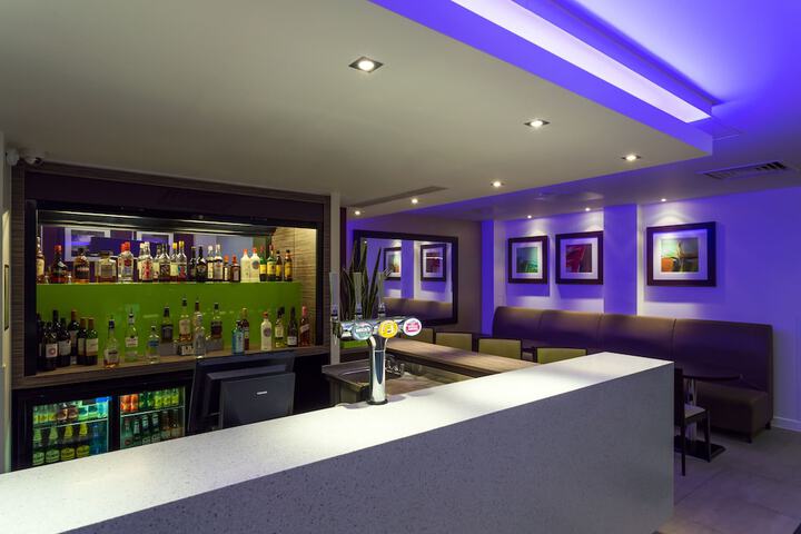 Lounge 37 of 58