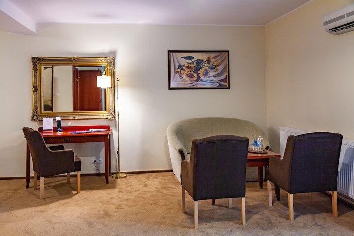Room 9 of 48