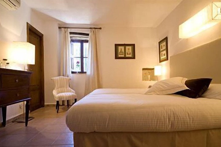 Room 6 of 12