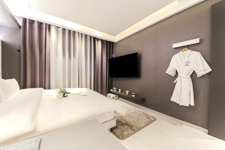 Room 6 of 74