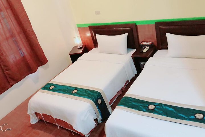 Room 5 of 9