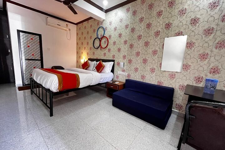 Room 4 of 20