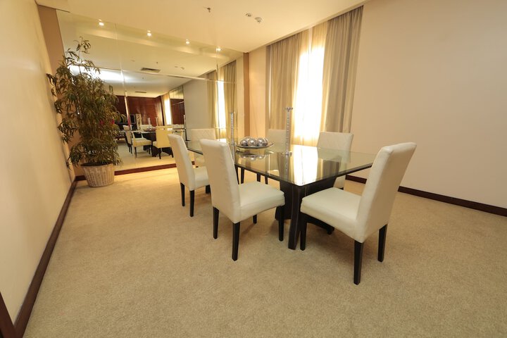 Room 4 of 114