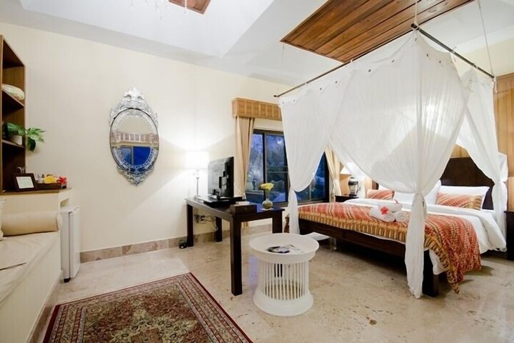 Room 8 of 99