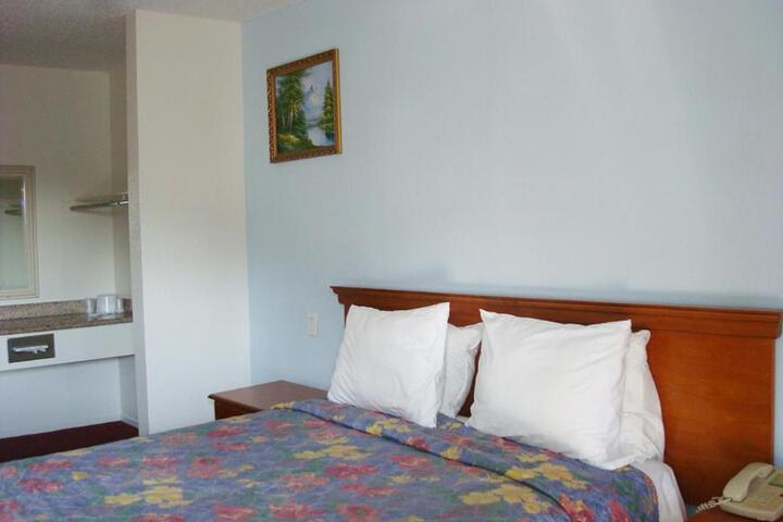 1 Queen Bed (1 of 13)