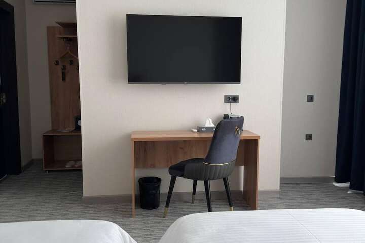 Room 6 of 9