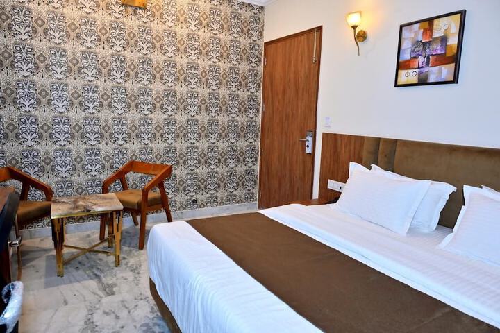 Room 7 of 33