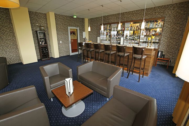 Lounge 48 of 55